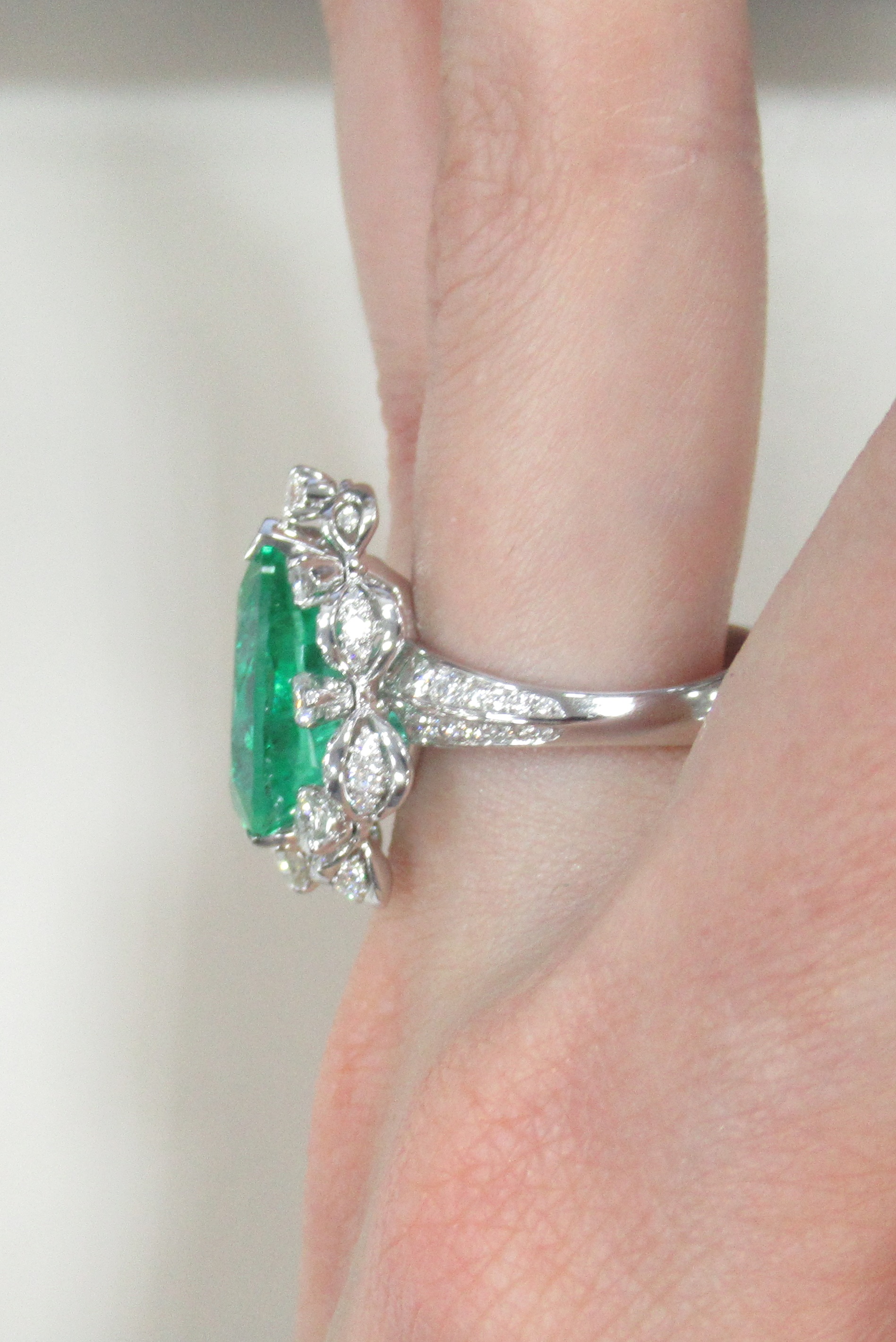 Кольцо из белого золота с изумрудом